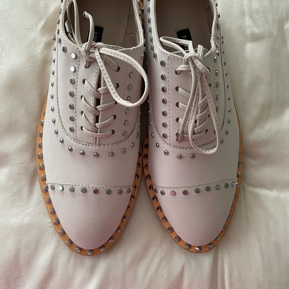 suede studded laced flat shoes (Brogues).